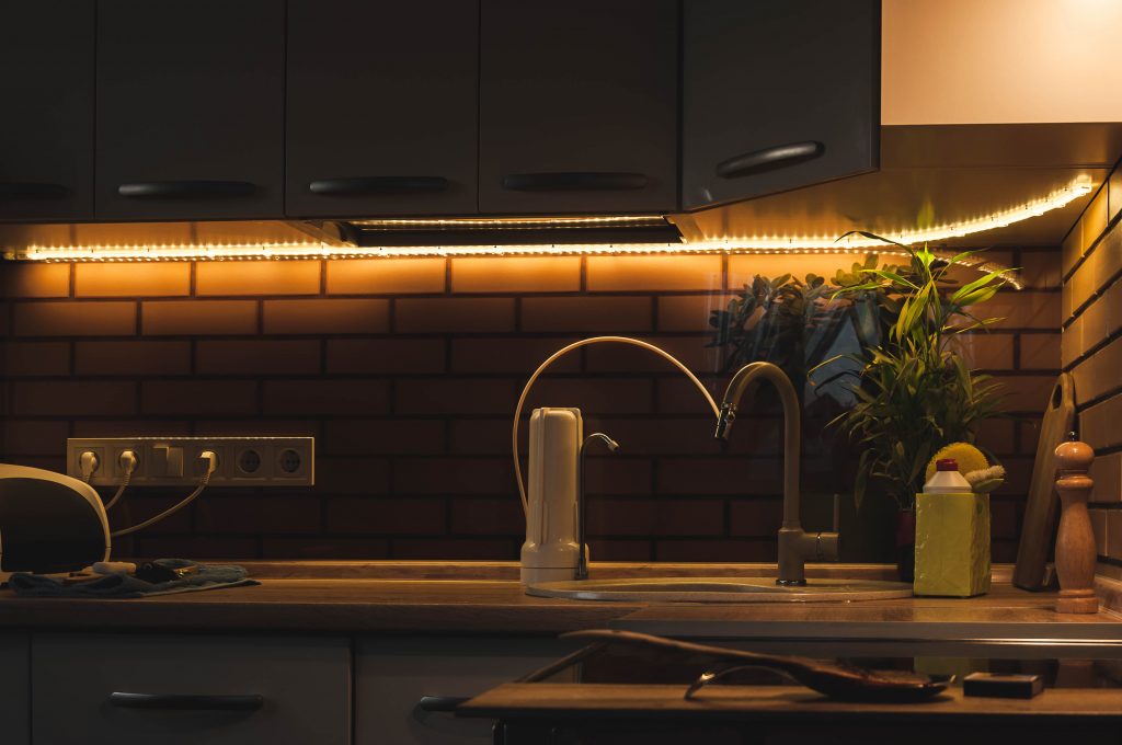 Fitas de LED RGB Atrás dos Armários: Cozinha com Toque Futurista - ideia