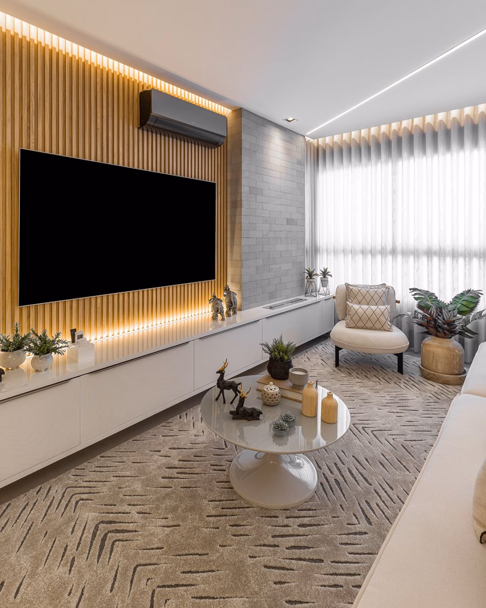 Sala de Estar com Lareira Ecológica e Detalhes em Cobre - inspiração