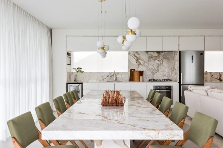 Na Cozinha Gourmet: Bancadas de Mármore Branco com Design Moderno - inspiração