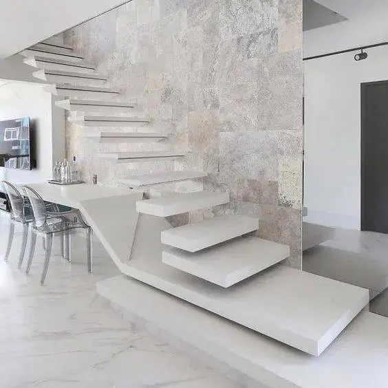 Escada Imponente: Degraus de Mármore Branco como Ponto Focal - detalhe