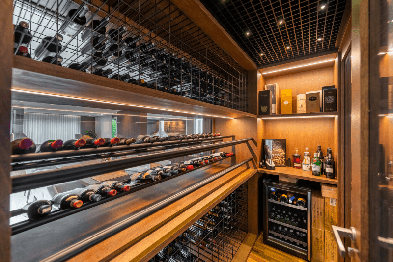 Adega Colorida: Toque vibrante e personalizado - ideia