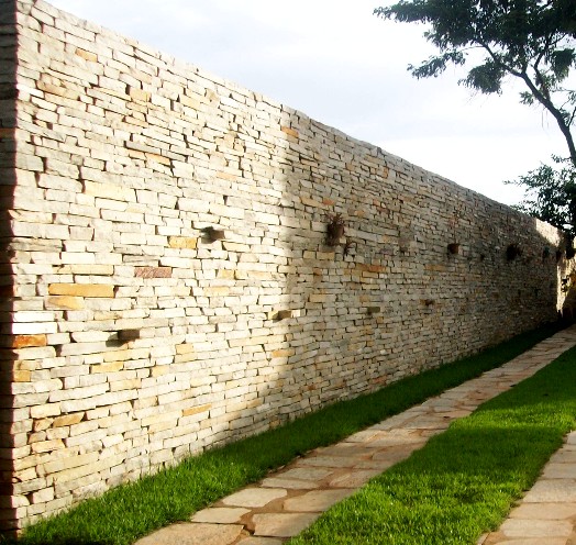 Muro Escultural com Pedras Naturais: Elegância Rústica - detalhe