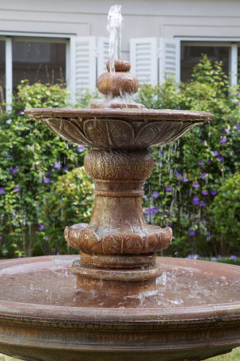 Fonte Cascata com Pedras Naturais e Vegetação Exuberante - ideia