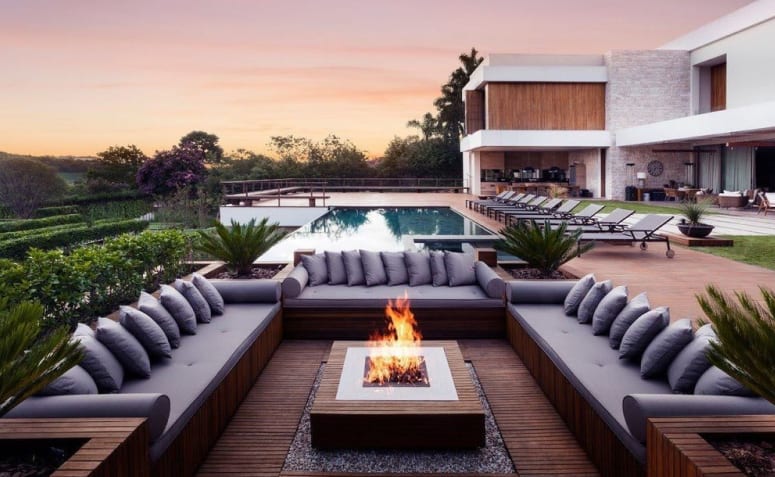 Quintal Aconchegante com Deck de Madeira e Lareira Externa - ideia