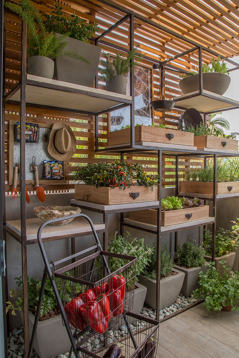 Jardim Vertical Compacto: Mini-horta suspensa com ervas frescas - ideia