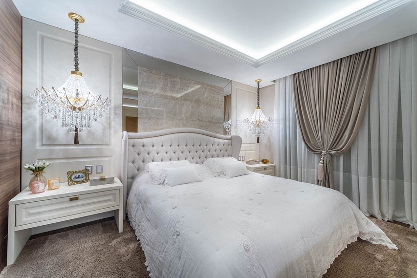 Elegância Clássica: Quarto com Boiseries, Lustre e Cores Neutras - inspiração