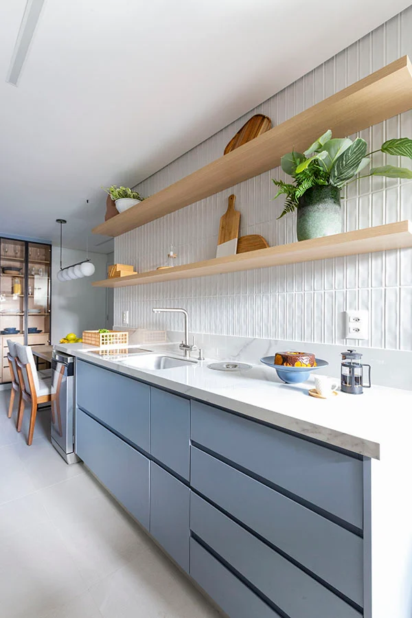 Cozinha Minimalista com Prateleiras Flutuantes - detalhe
