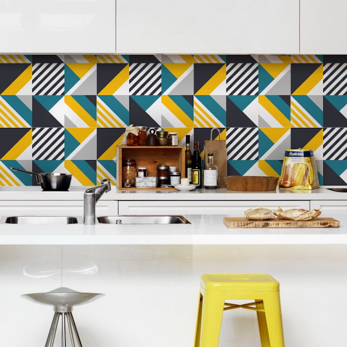 Cozinha Vibrante com Adesivos Geométricos Coloridos - inspiração