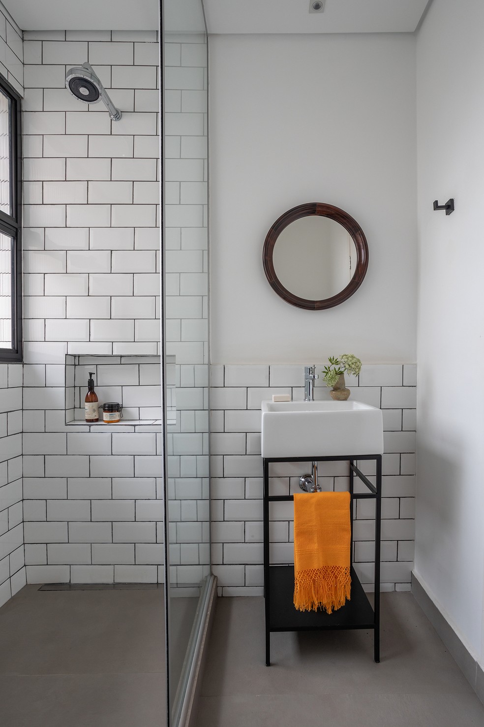 Metro White com Toque de Cor: Nichos Vibrantes - inspiração