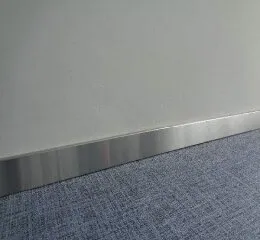Rodapé de Aço Inox Escovado: Design Futurista e Impecável - detalhe