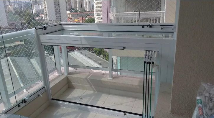 Sacada de Vidro com Cortinas Leves e Fluídas: Privacidade e Charme - detalhe