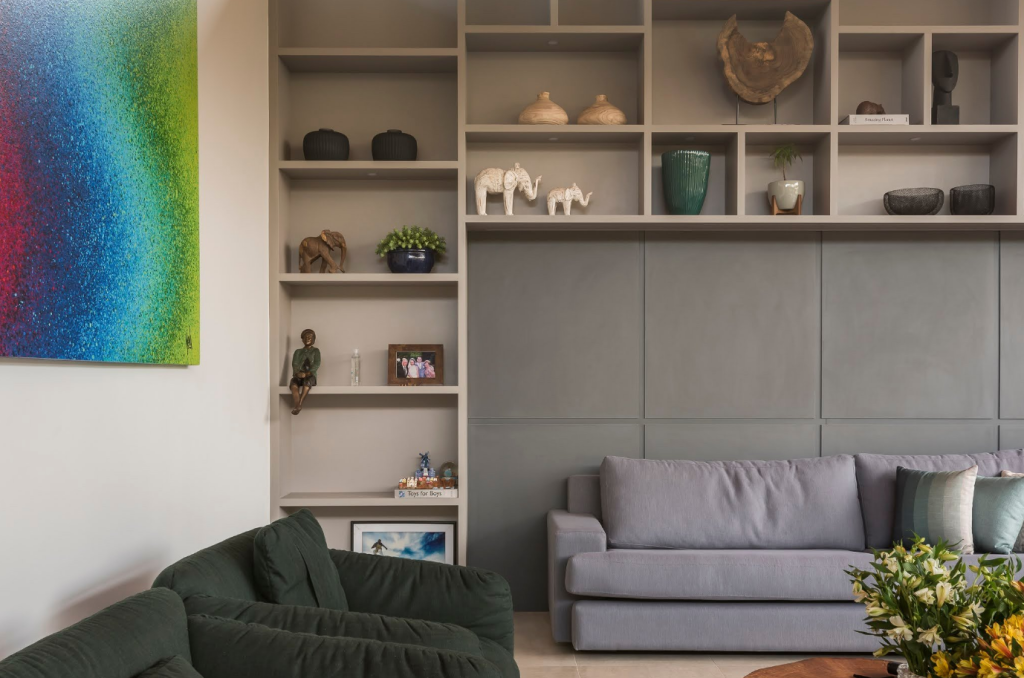 Com Estante Aérea e Nichos Decorativos Funcionais - ideia