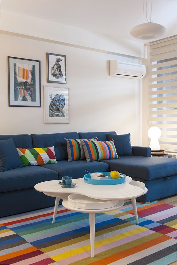 Sofá Azul Turquesa com Almofadas Estampadas: Um Oásis de Cor e Conforto - ideia