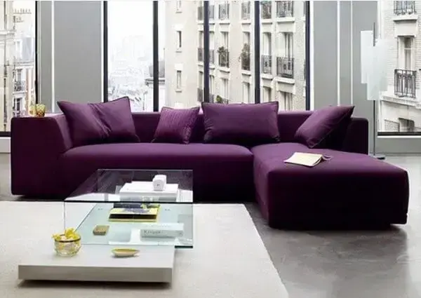 Sofá Roxo Ametista com Decoração Minimalista: Sofisticação e Calmaria - inspiração