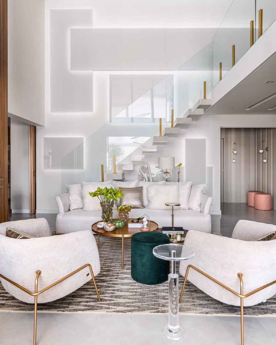 Elegância Minimalista: Sala de Estar com Painéis de Laca Branca - ideia