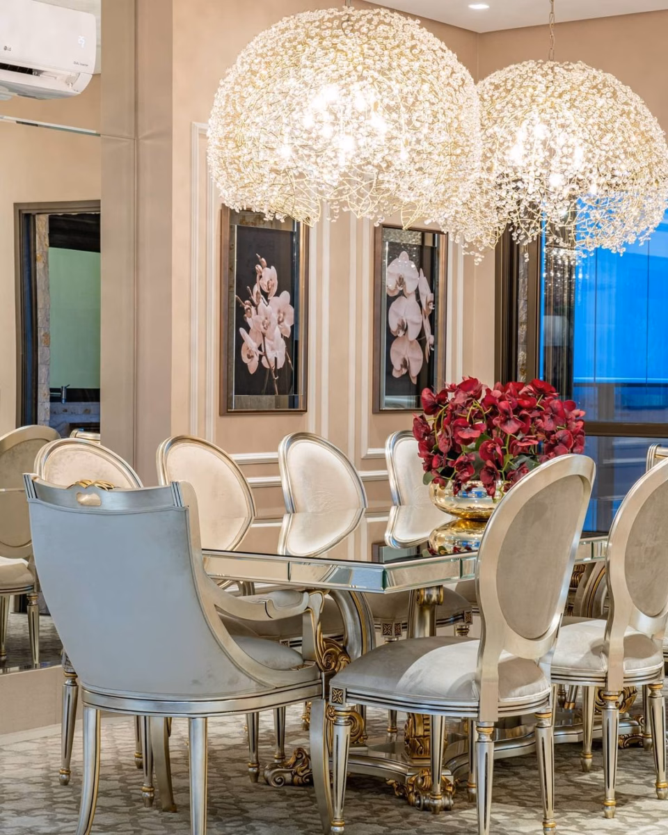 Sala de Jantar Romântica com Flores e Tons Pastel - detalhe