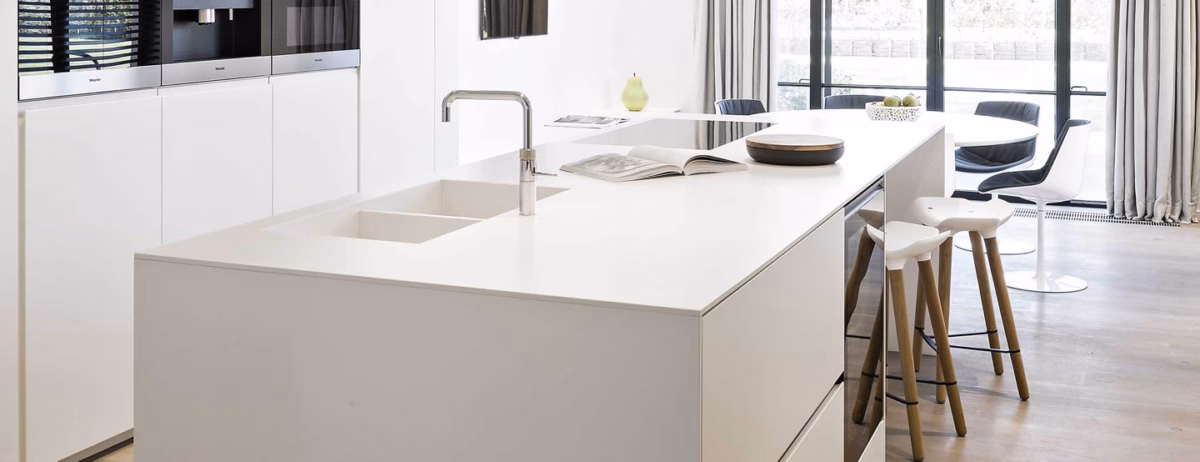 Cozinha Clean e Minimalista com Bancada Silestone Branco Zeus - ideia