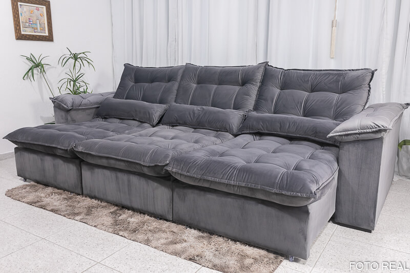 Minimalismo Chic: Sofá Retrátil e Reclinável Cinza com Detalhes em Metal - inspiração