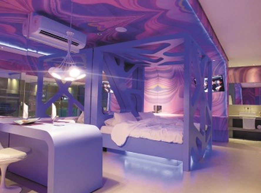 Suíte com Decoração Neon e Temática Futurista - ideia