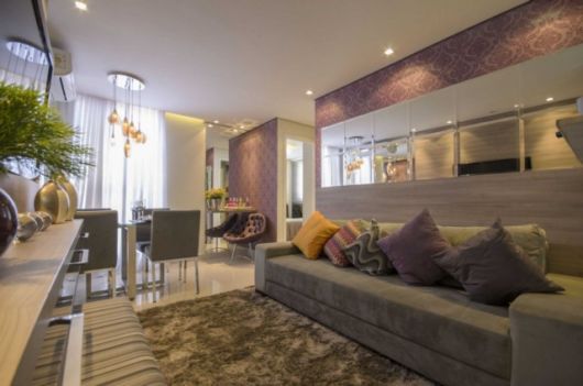 Equilíbrio Perfeito: Sala Clean com Espelhos Ampliando o Espaço - detalhe