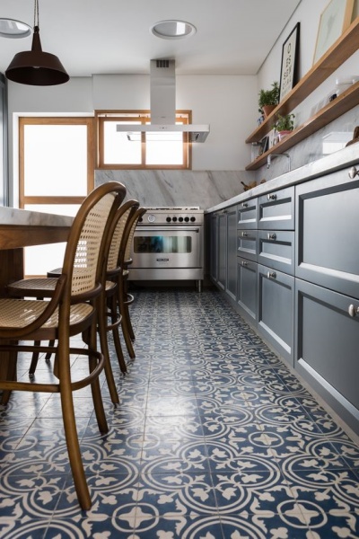 Ilha de Cozinha Colorida com Revestimento em Azulejos Hidráulicos Vibrantes - detalhe