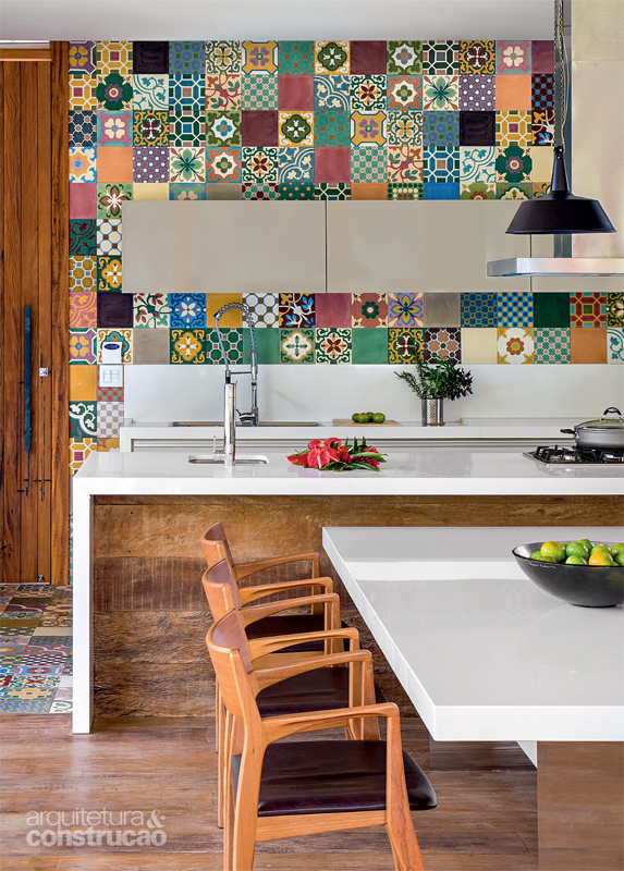 Ilha de Cozinha Colorida com Revestimento em Azulejos Hidráulicos Vibrantes - ideia