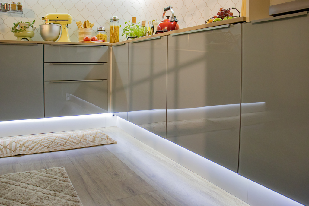 Ilha de Cozinha Suspensa com Iluminação LED Embutida para um Toque Moderno - ideia