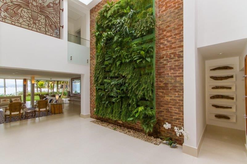 Hall de Entrada com Corredor Verde Vertical - inspiração