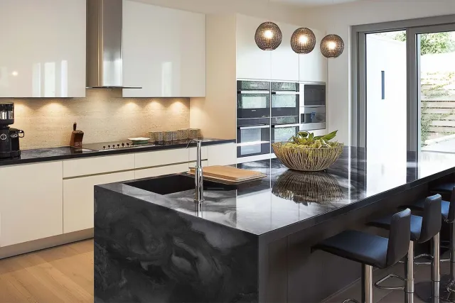 Bancada de Cozinha com Detalhes em Resina Epóxi: Arte e Originalidade - inspiração