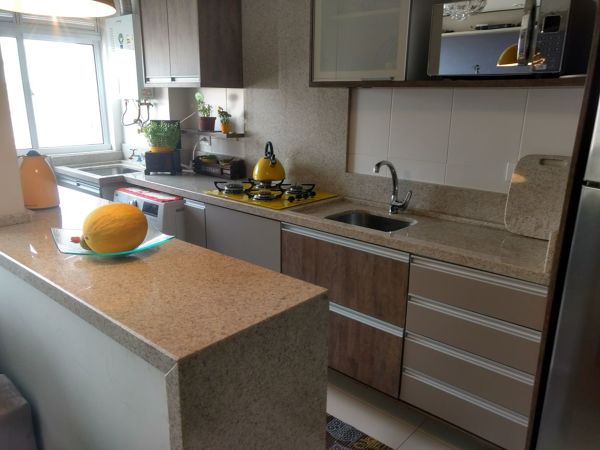 Branco Siena Iluminado: Cozinha Clean e Moderna com Detalhes em Madeira - ideia