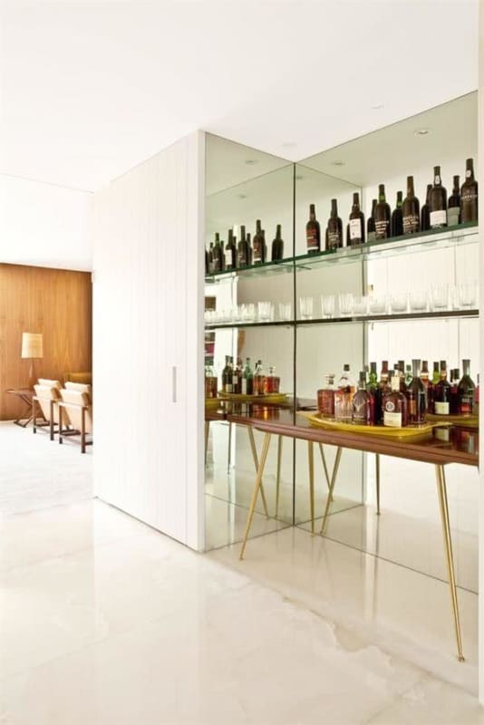 Barzinho Minimalista com Espelhos: Ampliando o Espaço - inspiração