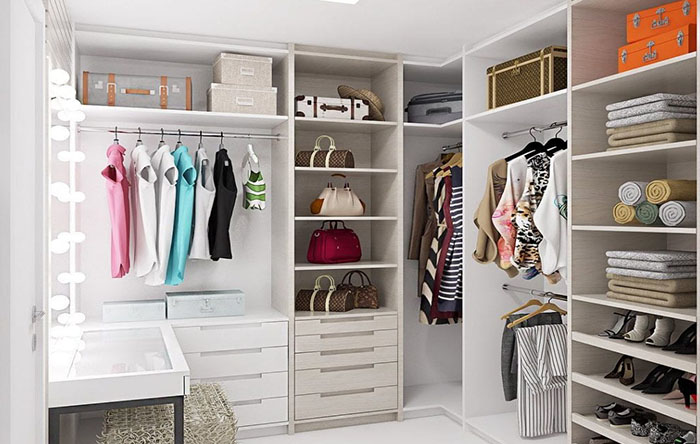 Aproveitando Cada Centímetro: Closet Vertical com Prateleiras Abertas - detalhe