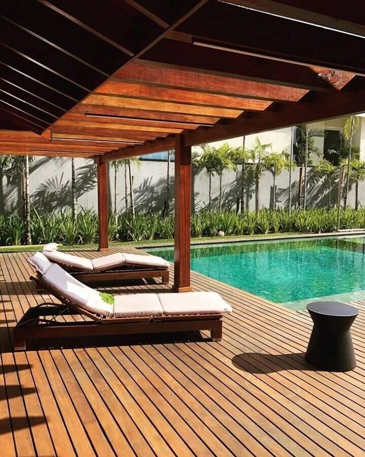 Com Deck de Madeira e Espreguiçadeiras: Relaxamento à beira da piscina - inspiração