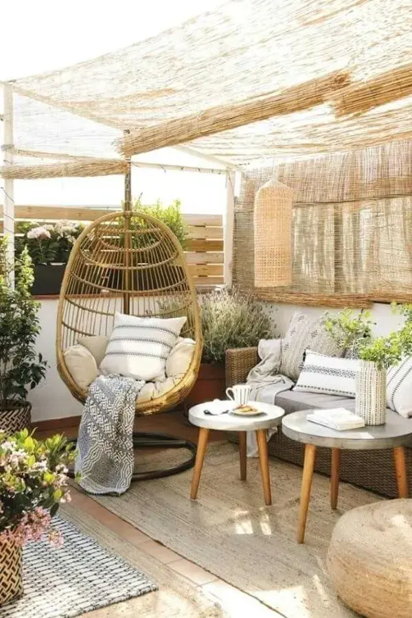 Com Poltronas de Vime e Mesa Lateral: Um cantinho charmoso para relaxar e ler - ideia