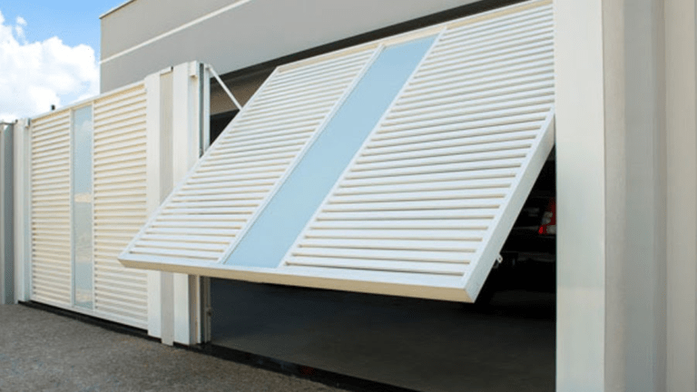 Portão Desempenado com Sistema de Abertura Automatizado e Design Clean: Praticidade e Conforto - inspiração