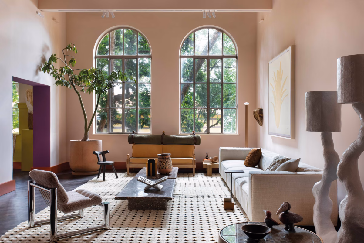 Elegância Atemporal com Boiseries e Paleta Neutra - detalhe