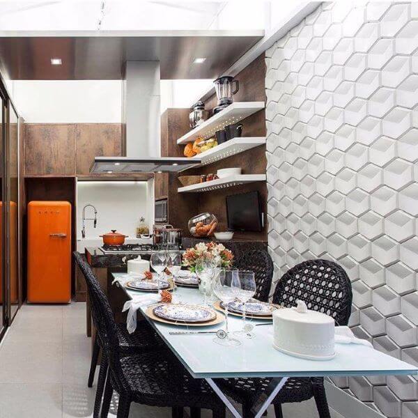 Cozinha Americana Planejada com Revestimento 3D e Detalhes em Cobre - ideia