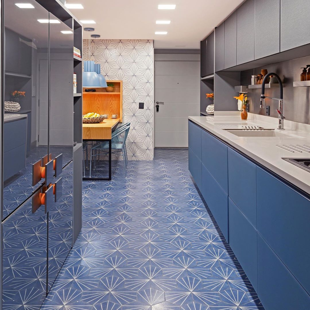 Cozinha Americana Planejada Colorida com Azulejos Hidráulicos e Armários Turquesa - inspiração