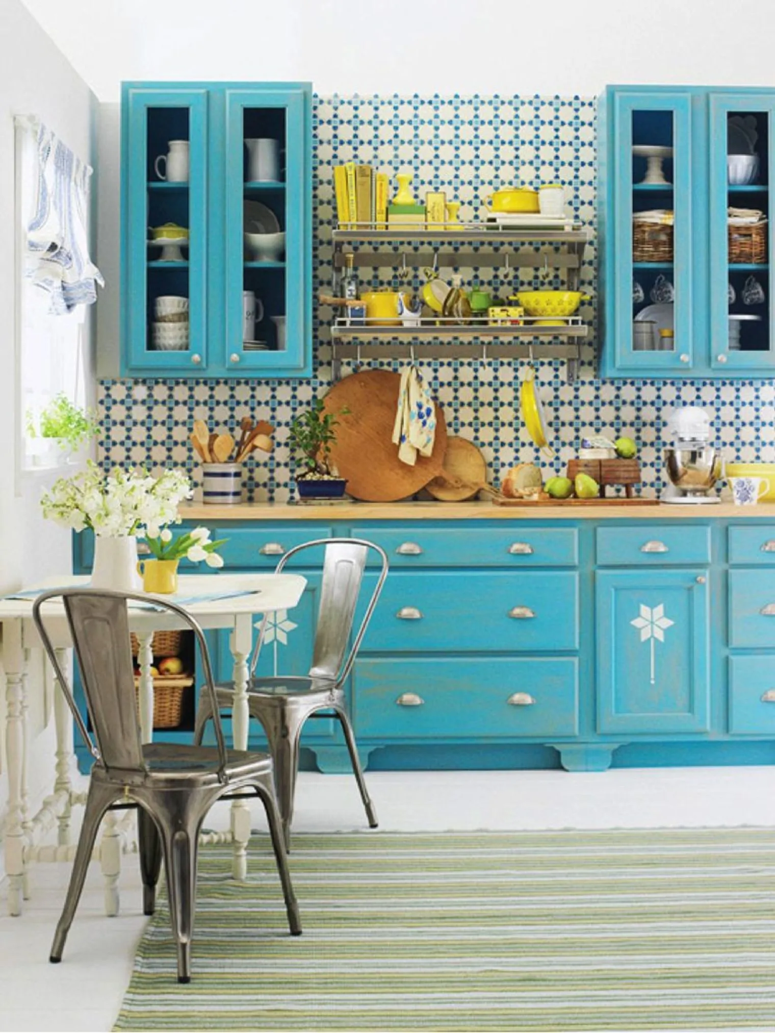 Cozinha com Utensílios à Mostra: Cor e Funcionalidade em Harmonia - ideia