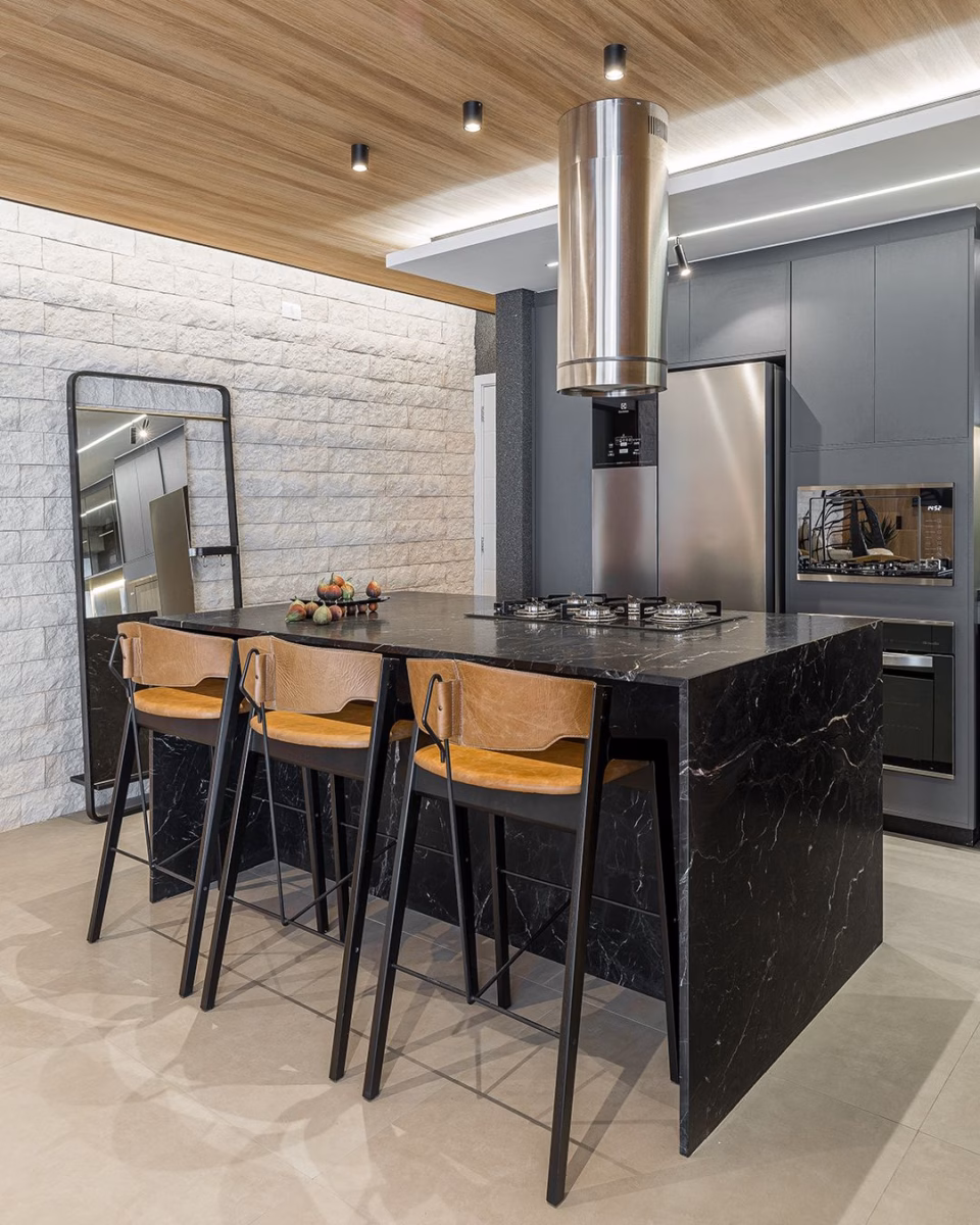 Cozinha Americana com Ilha Revestida em Tijolinho: Integração Perfeita - inspiração