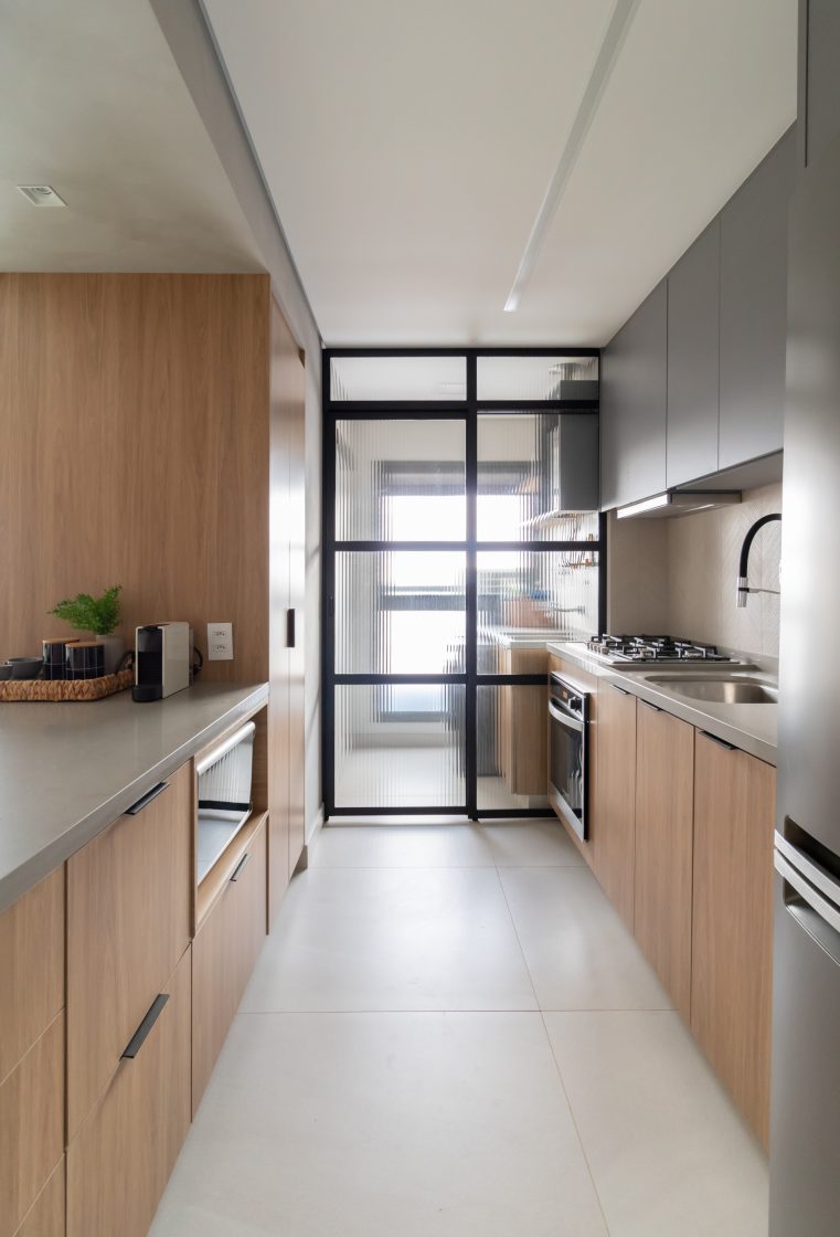Cozinha Corredor Minimalista com Detalhes em Madeira Clara - ideia