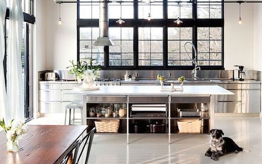 Cozinha Industrial Minimalista: A Essência do 'Menos é Mais' em Aço Inox - detalhe