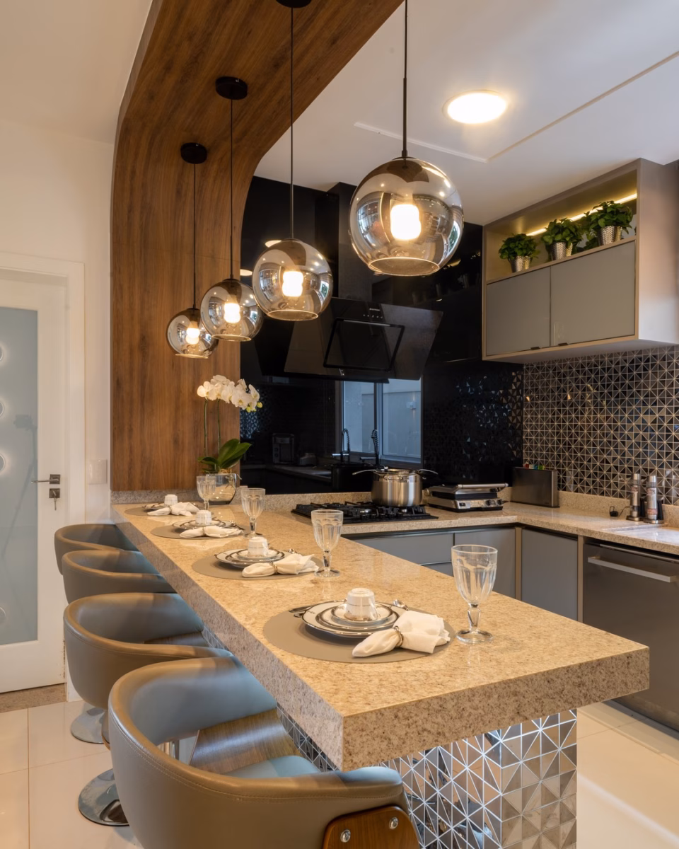 Cozinha Moderna com Pastilhas Metálicas e Luminárias Pendentes - inspiração