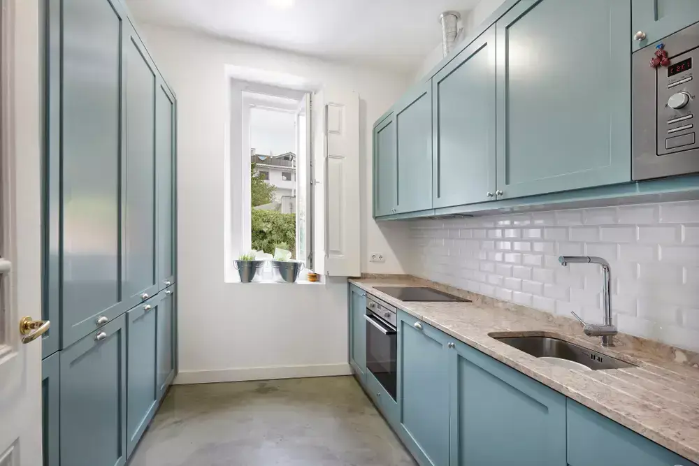 Um Toque de Cor: Cozinha Provençal com Detalhes em Azul Lavanda - detalhe