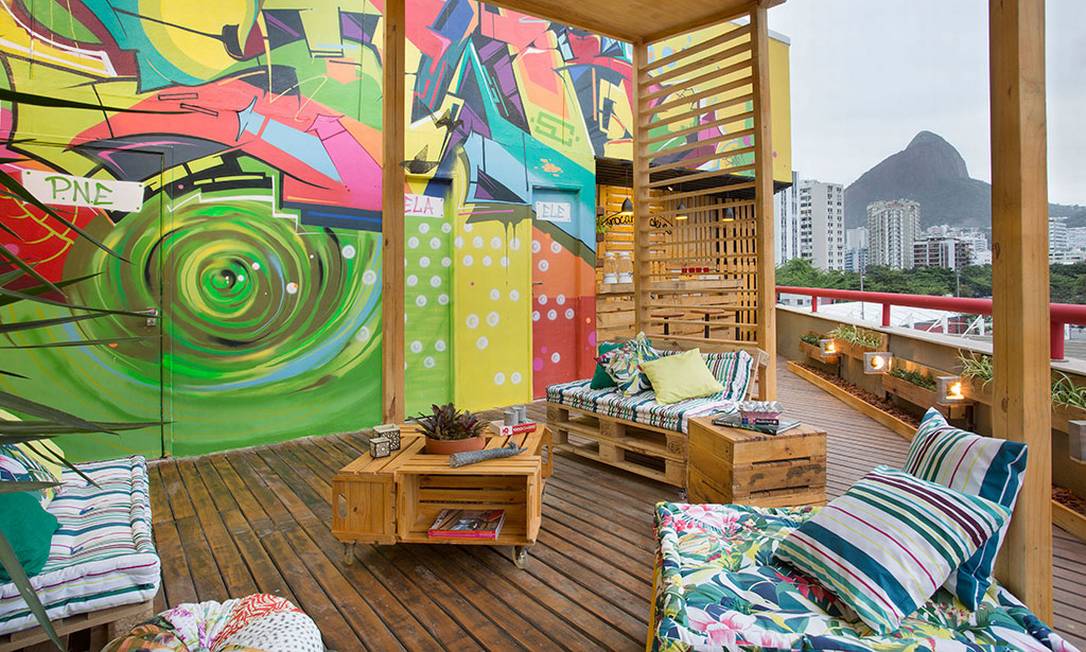 Pallets e Tecidos Coloridos: Alegria e Conforto em Cada Detalhe - detalhe