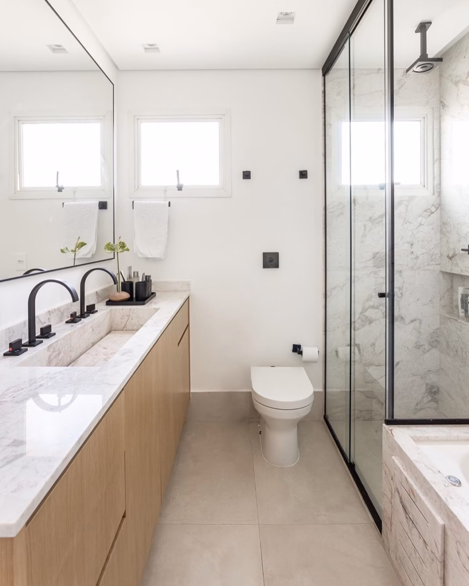 Elegância Minimalista: Cimento Queimado, Branco e Acessórios Sutis - ideia