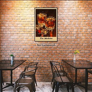 Elegância Retrô: Bar Decorado com Pôsteres Vintage e Cores Vibrantes - detalhe