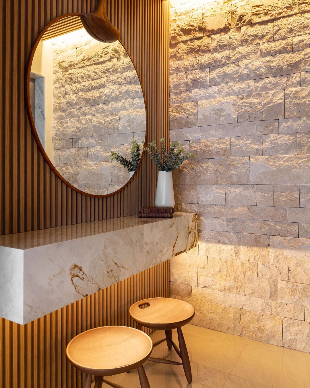 Hall de Entrada Clean com Espelho Orgânico - ideia