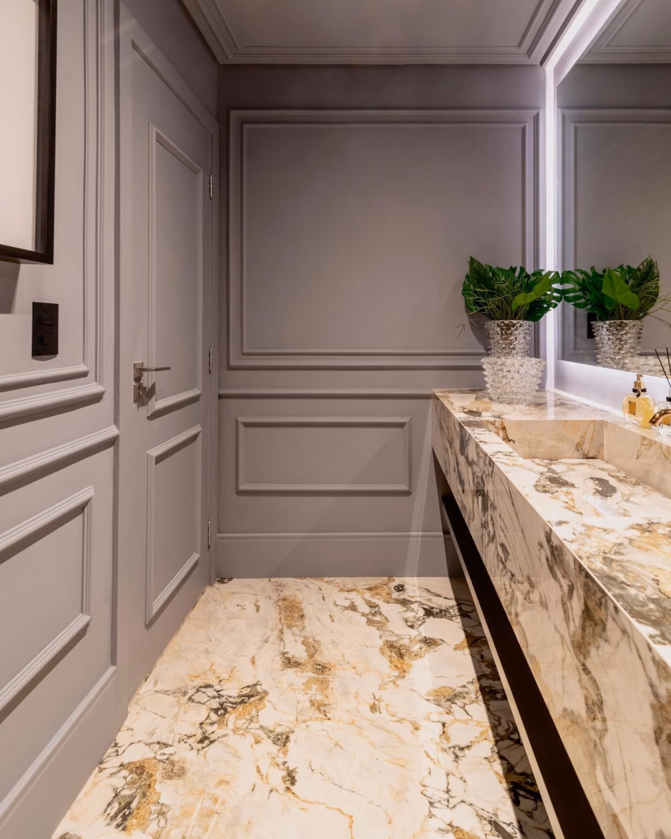 Clássico Repaginado: Mármore, Boiseries e um Toque de Contemporaneidade - detalhe