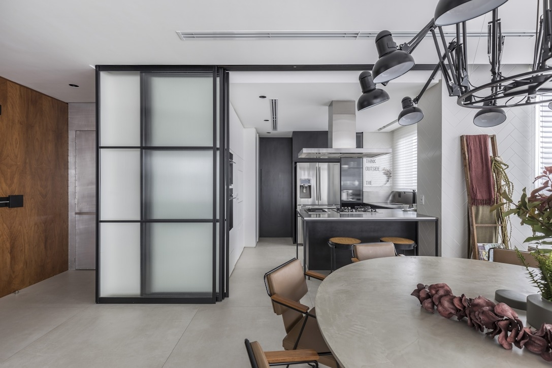 Industrial Moderno: Cimento Queimado e Detalhes em Preto - inspiração